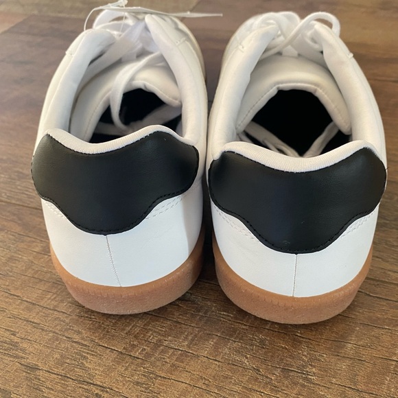 NWT Classic White and Black Men's Sneakers - Picture 6 of 6